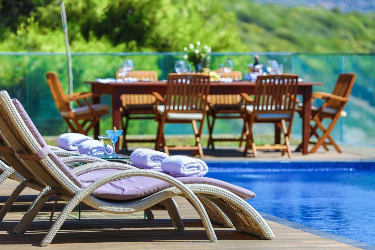 منتجع بين باي هوليداي كوشاداسيه المظهر الخارجي الصورة A poolside lounge chair