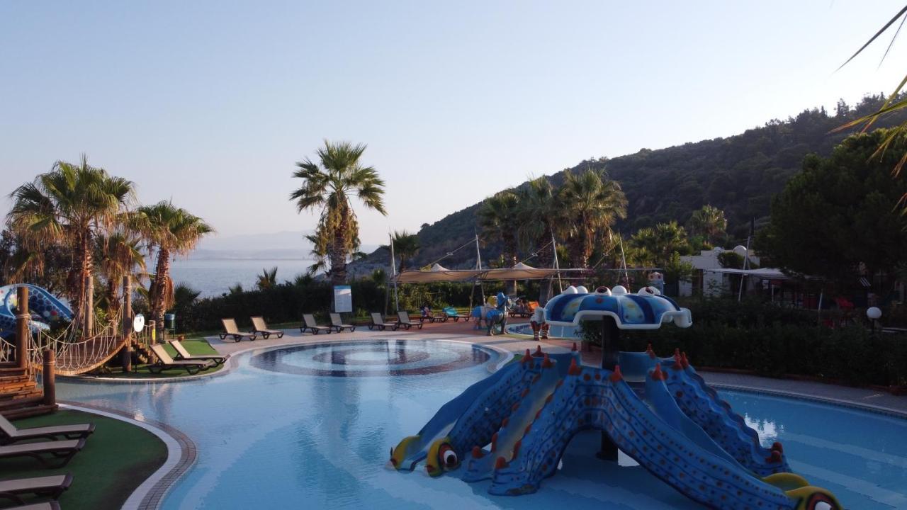 منتجع بين باي هوليداي كوشاداسيه المظهر الخارجي الصورة A pool at a hotel in Turkey