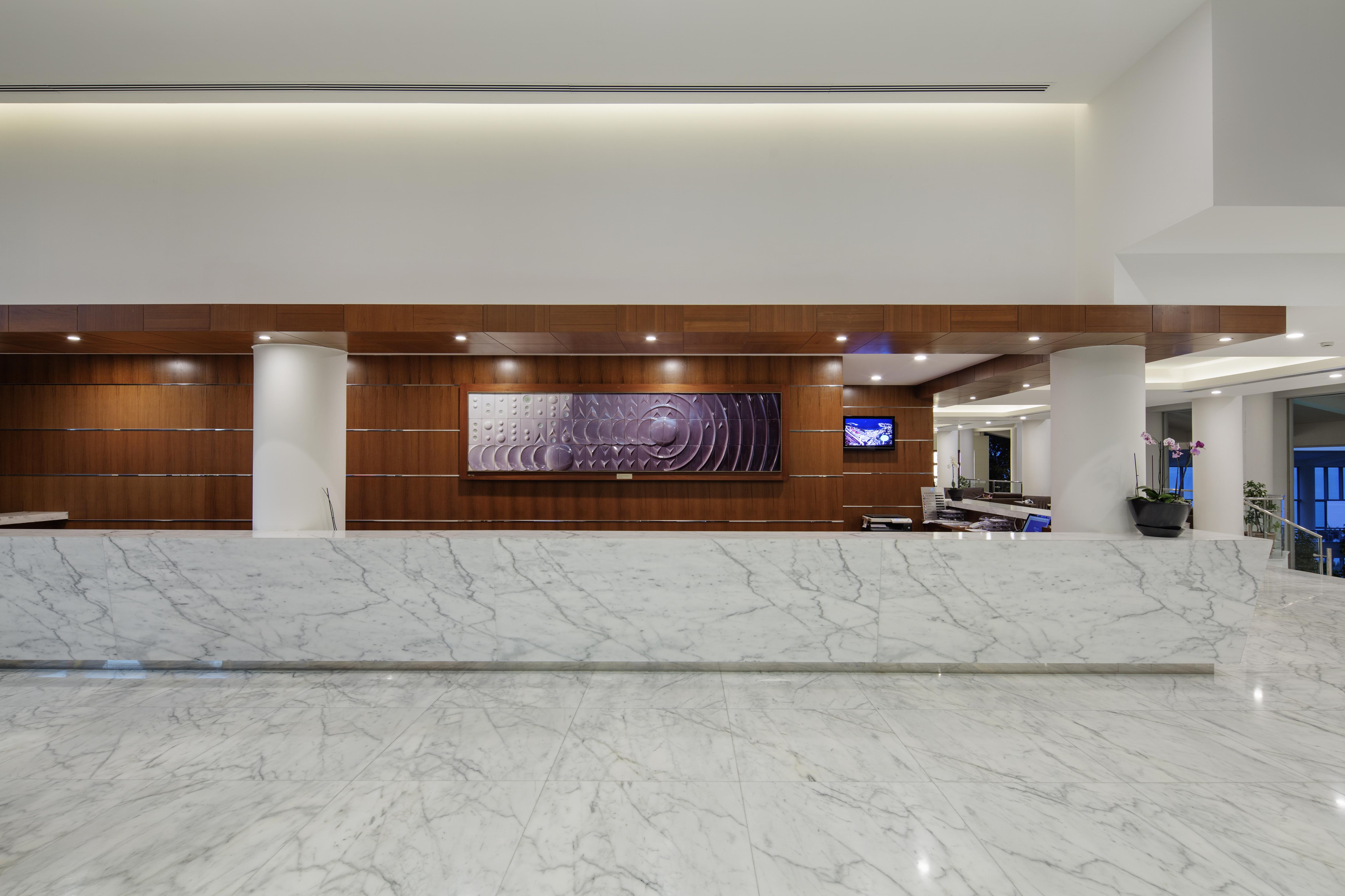 منتجع بين باي هوليداي كوشاداسيه المظهر الخارجي الصورة The lobby of the new terminal