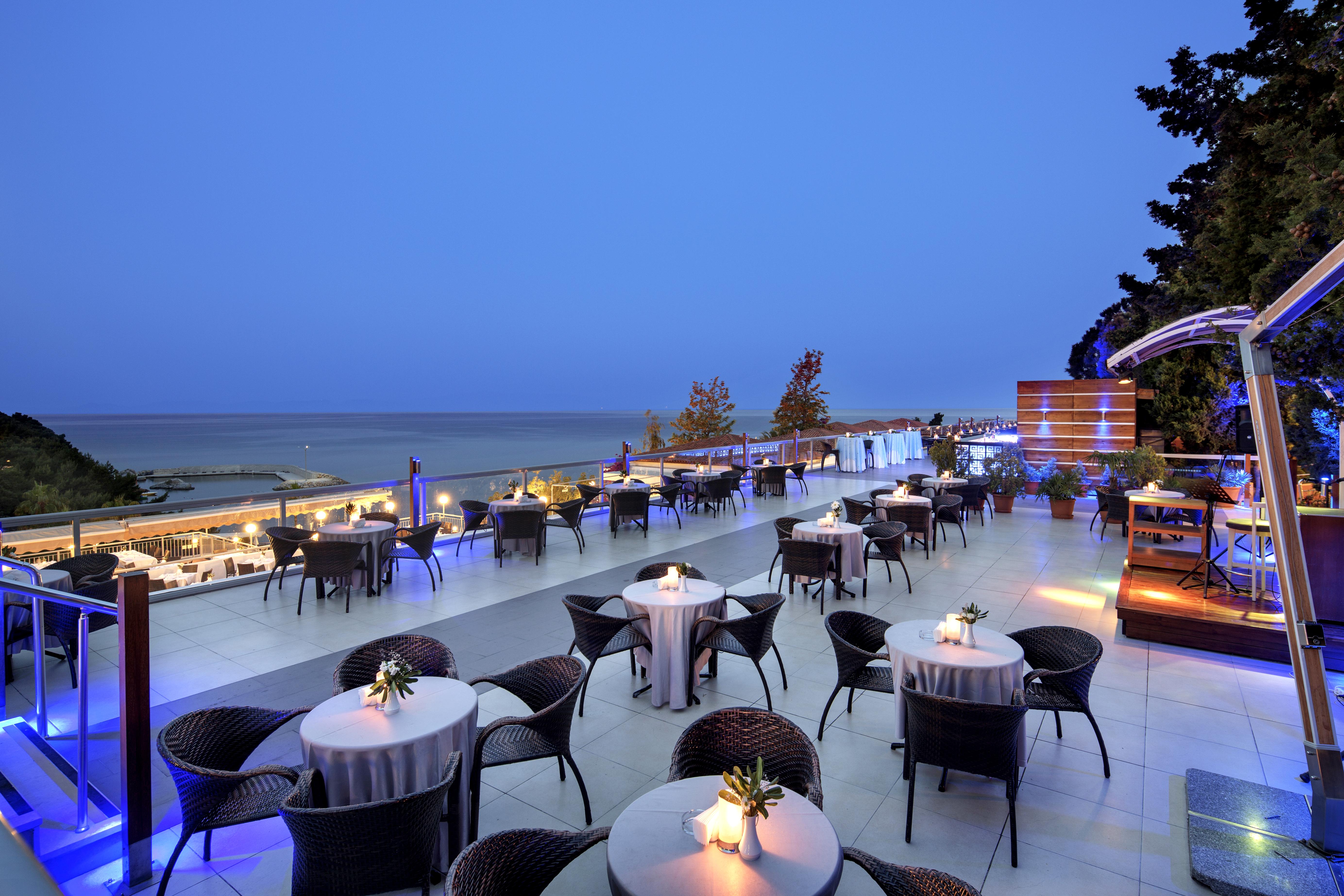 منتجع بين باي هوليداي كوشاداسيه المظهر الخارجي الصورة The Sky Bar