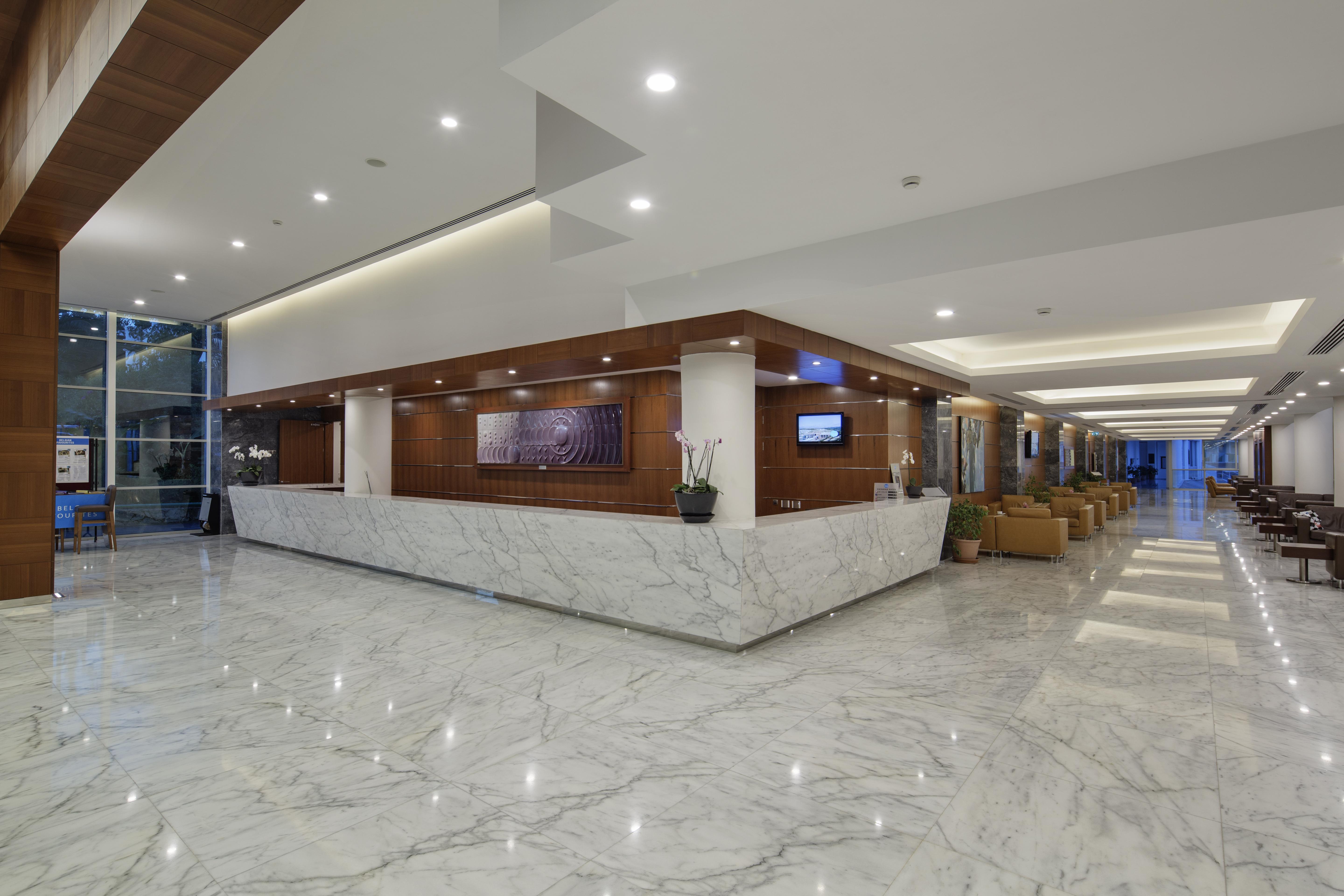 منتجع بين باي هوليداي كوشاداسيه المظهر الخارجي الصورة The lobby of the hotel