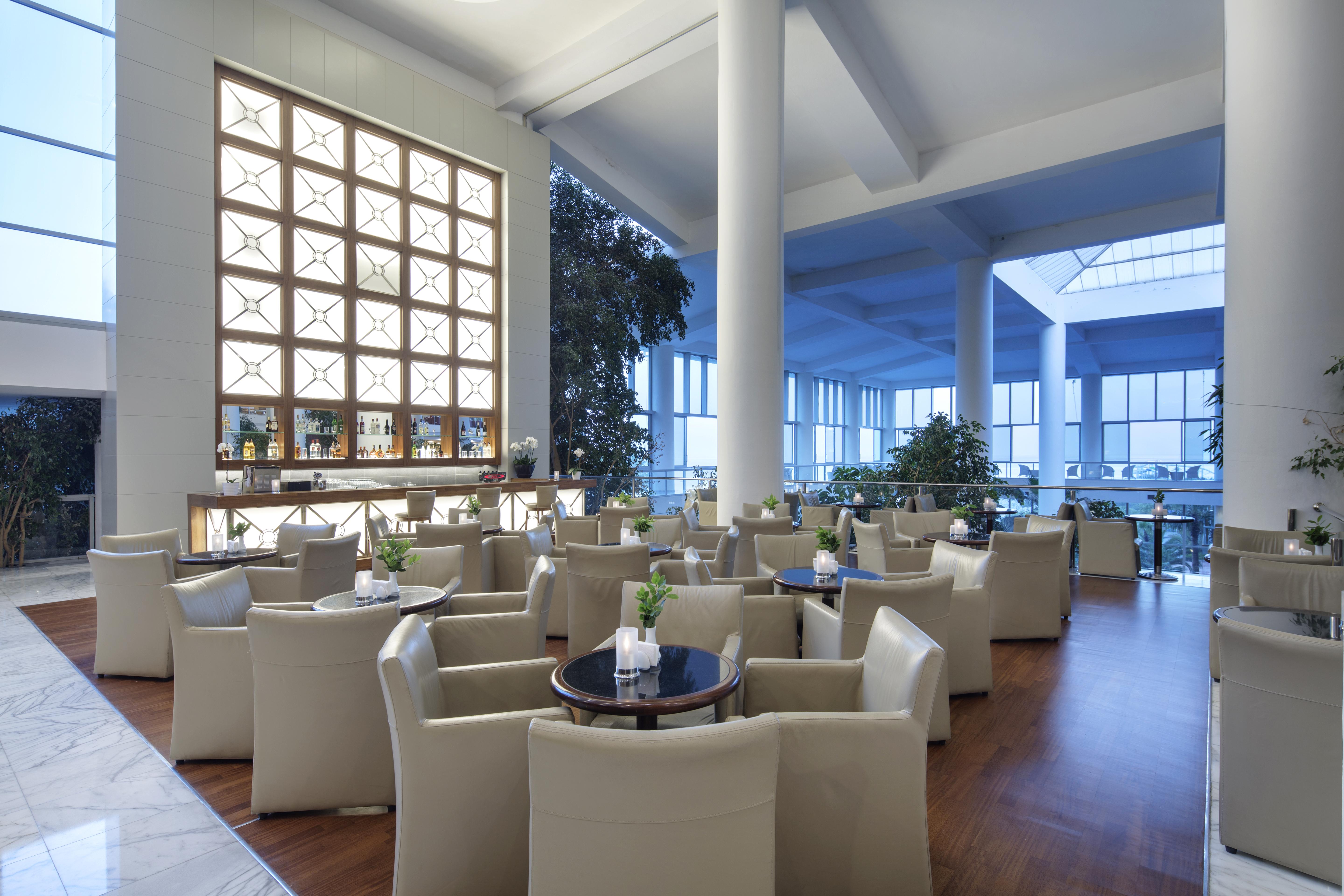 منتجع بين باي هوليداي كوشاداسيه المظهر الخارجي الصورة The lounge at the airport