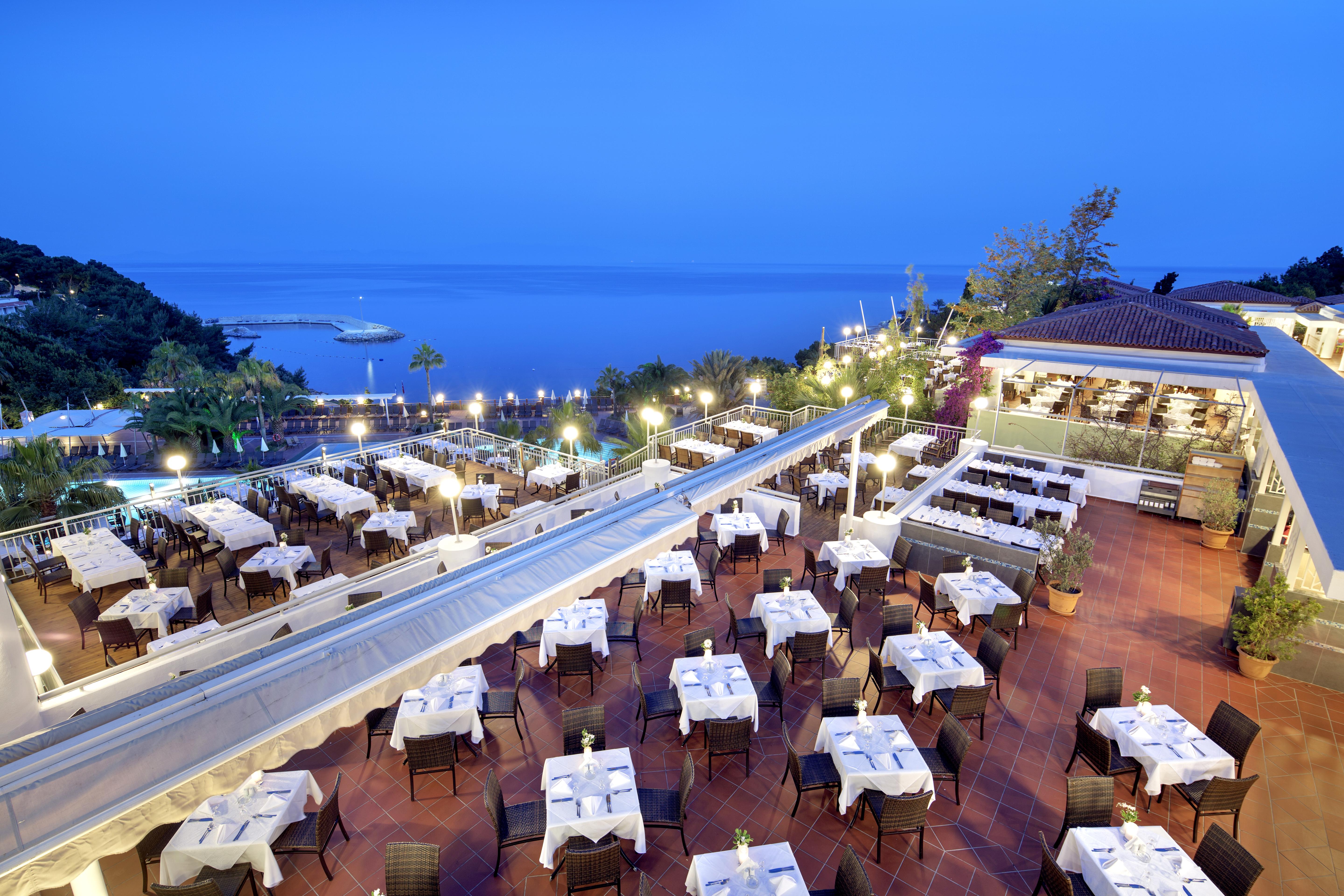 منتجع بين باي هوليداي كوشاداسيه المظهر الخارجي الصورة The restaurant at the Hotel Splendid