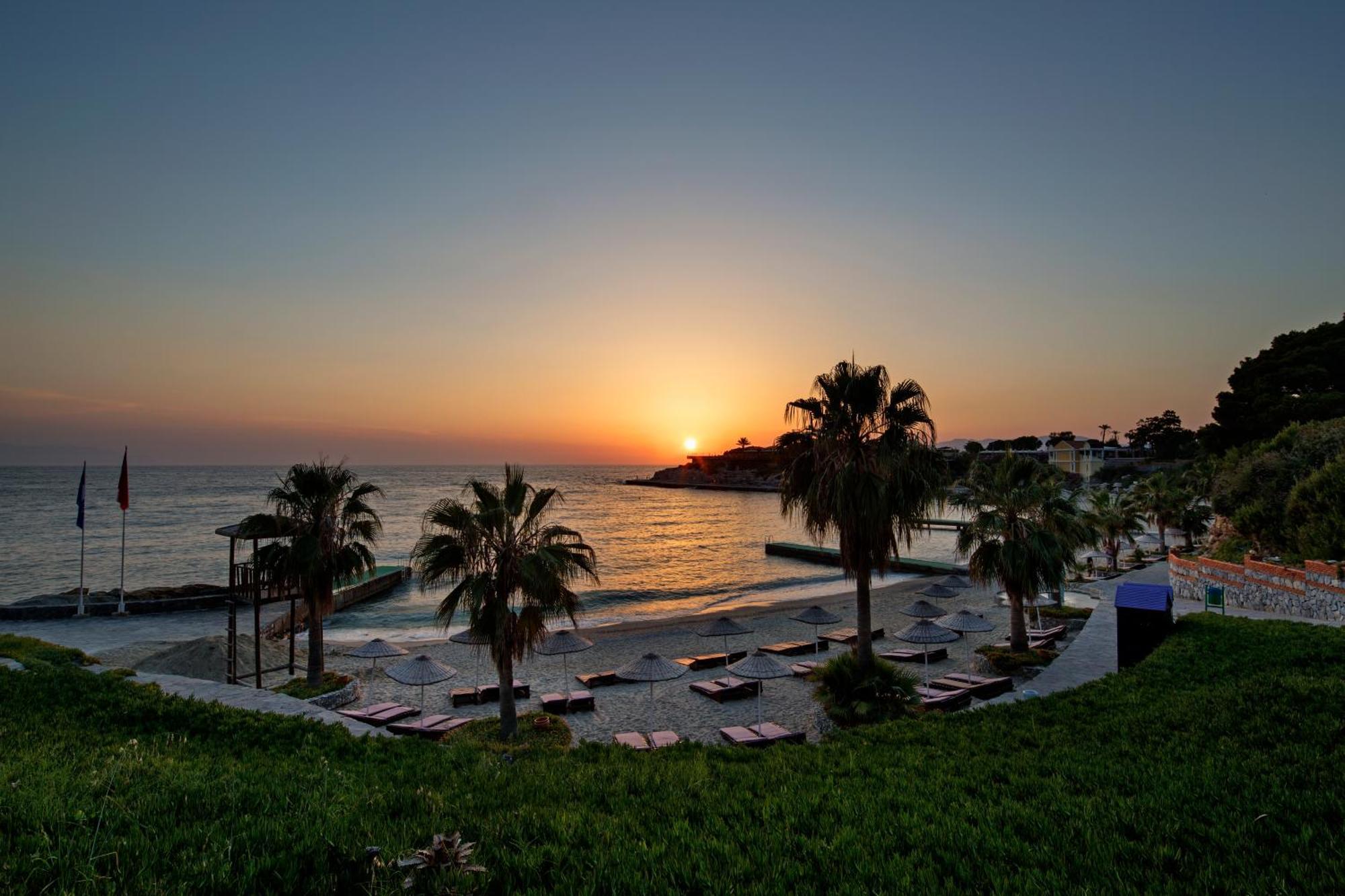 منتجع بين باي هوليداي كوشاداسيه المظهر الخارجي الصورة Sunset at the beach of Nikiti
