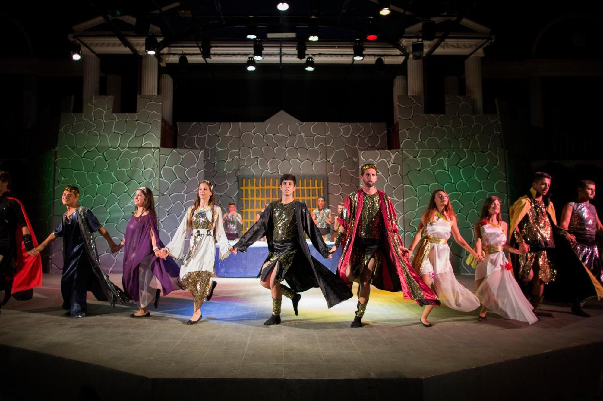 منتجع بين باي هوليداي كوشاداسيه المظهر الخارجي الصورة The 2011 production of The Wizard of Oz