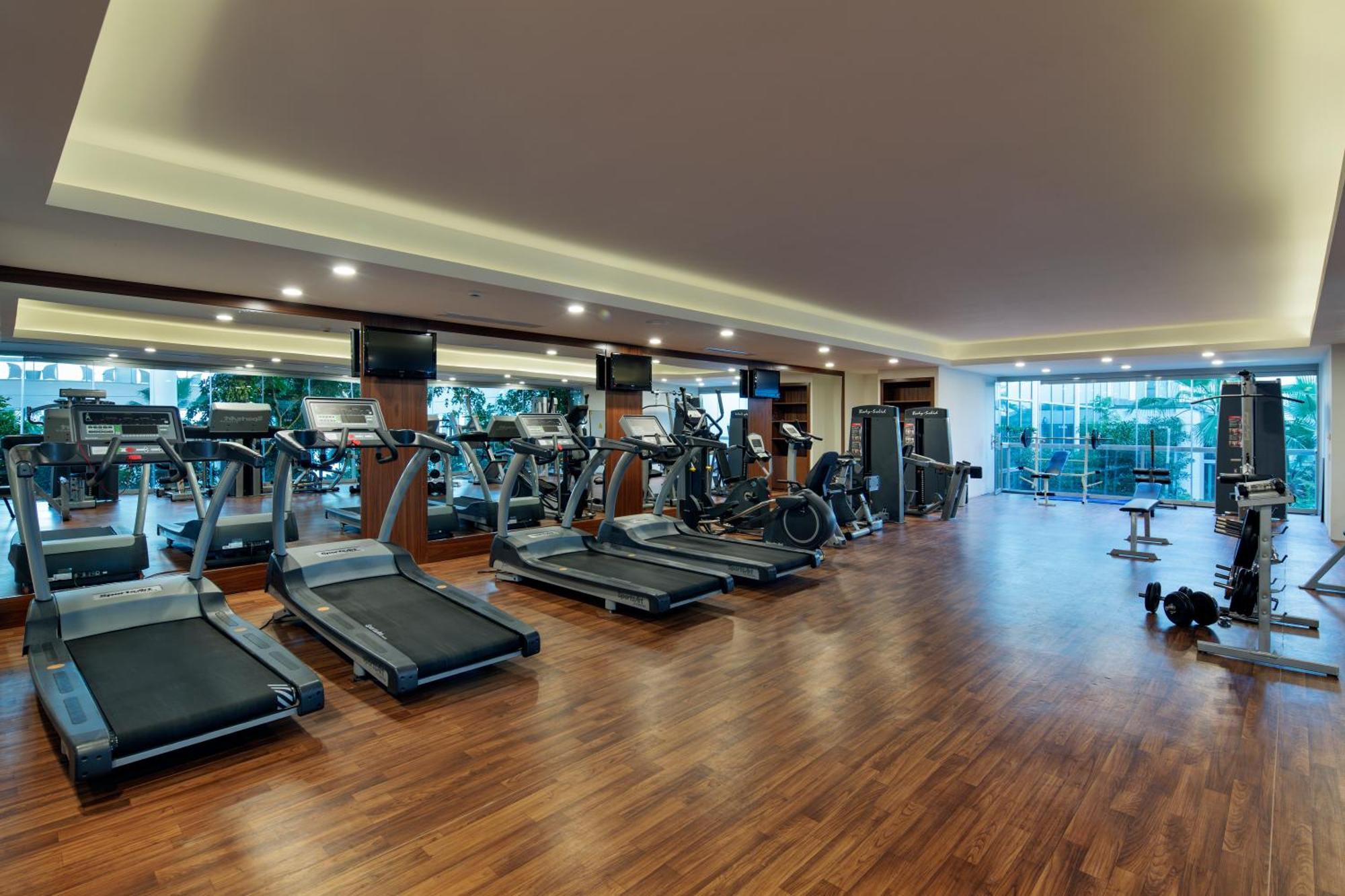 منتجع بين باي هوليداي كوشاداسيه المظهر الخارجي الصورة The gym at the hotel