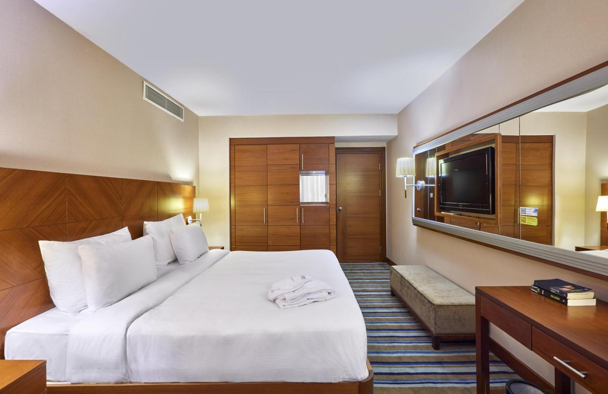 منتجع بين باي هوليداي كوشاداسيه الغرفة الصورة A bedroom at the hotel