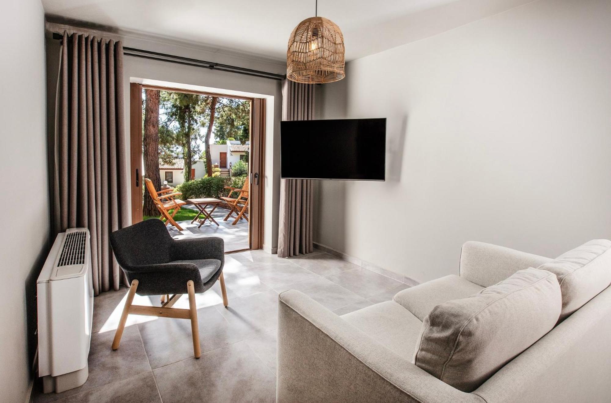 منتجع بين باي هوليداي كوشاداسيه الغرفة الصورة A room at the hotel