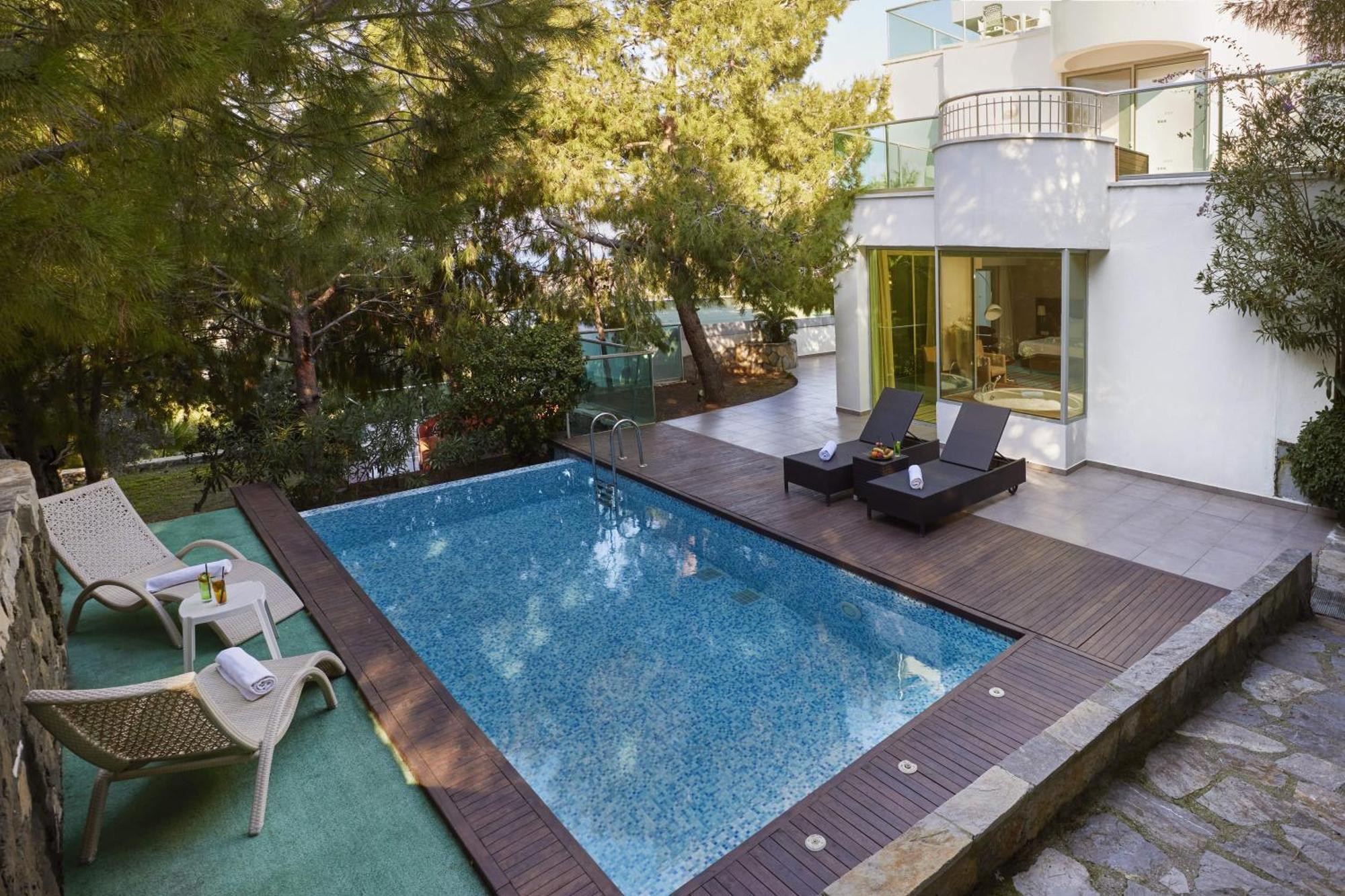 منتجع بين باي هوليداي كوشاداسيه الغرفة الصورة A private pool at a hotel