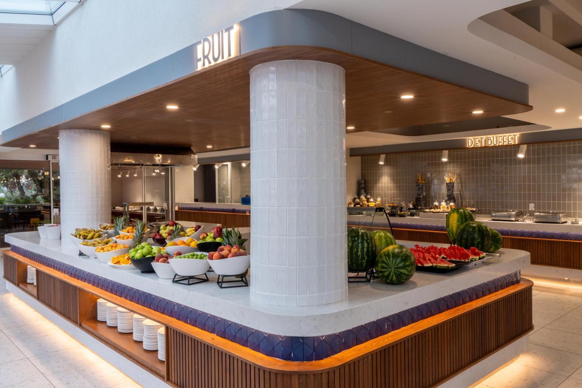 منتجع بين باي هوليداي كوشاداسيه المظهر الخارجي الصورة The Fruit counter at the buffet