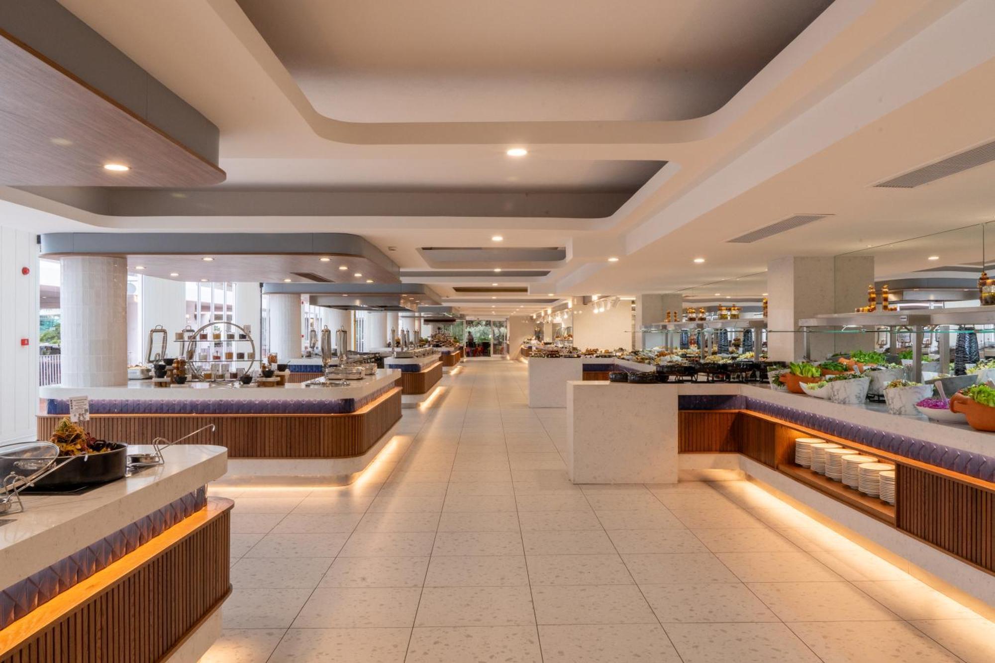 منتجع بين باي هوليداي كوشاداسيه المظهر الخارجي الصورة The buffet at the hotel